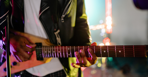 Die 5 Gitarrenzubehörteile unter 30 €, die jeder Gitarrist haben sollte