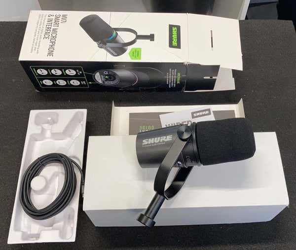 Shure MV7i - Stock B