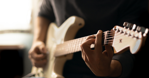 Der Bm-Akkord an der Gitarre: So spielst und meisterst du ihn